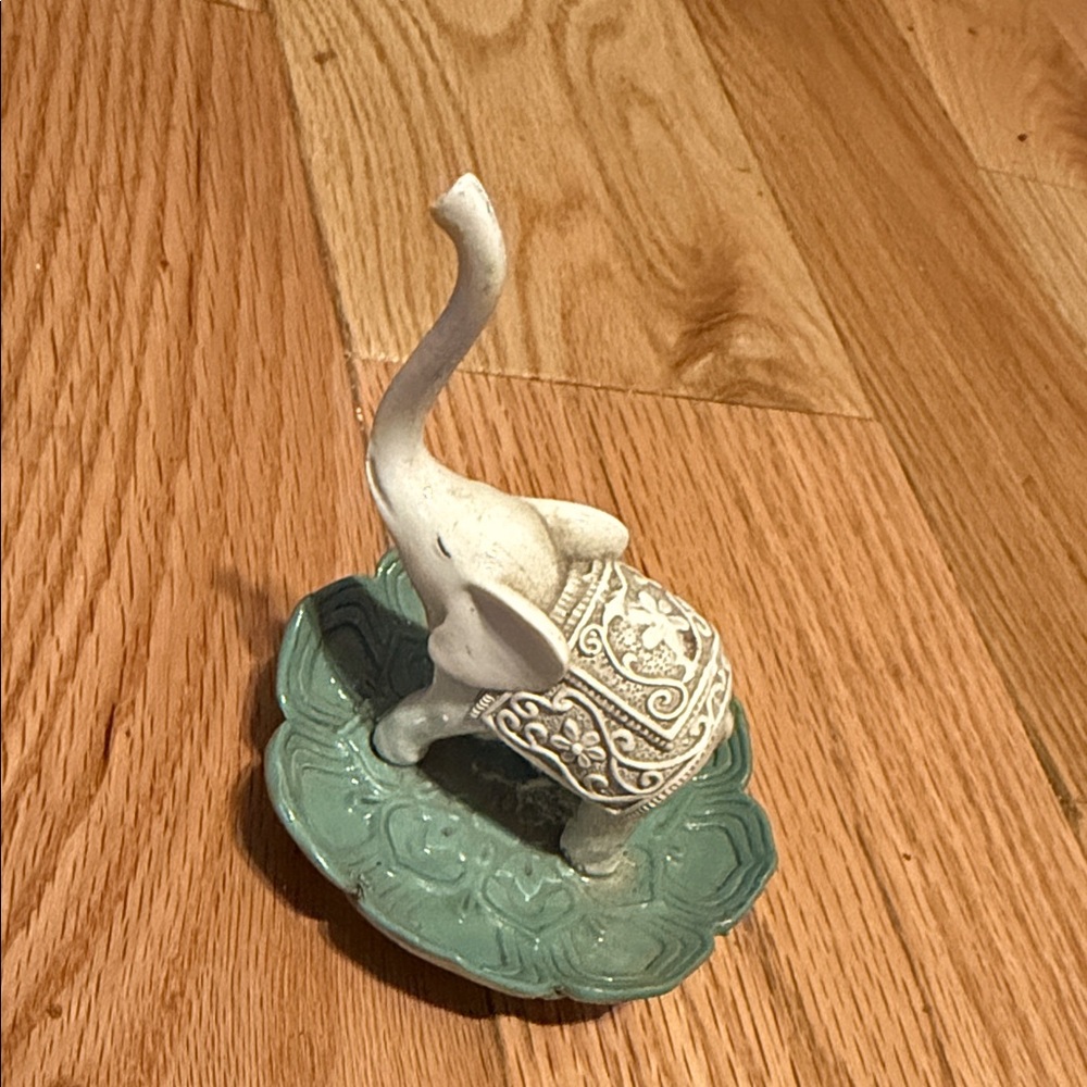 Vintage elephant ring holder - Picture 2 of 5